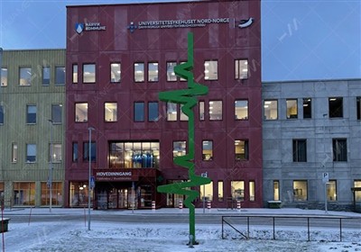 Nyest installeret malet skulptur i rustfrit stål