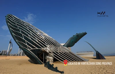 Kobberhvalskulptur på Golden Beach