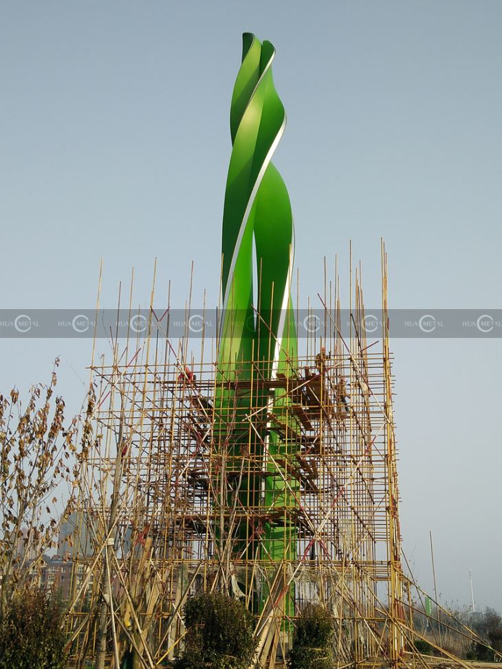 Installation-Green-coating-stainless-steel-urban-sculptures-green-color-printed-steel-monumnets